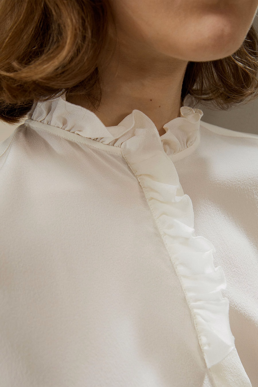 Blusa de Crêpe de Chine con Bordes Volantes