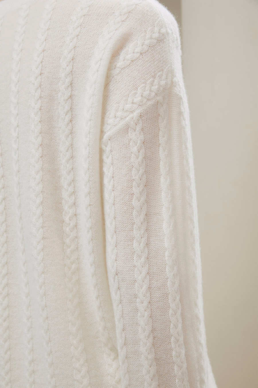Sweater de cachemira de punto en cable semitranslúcido