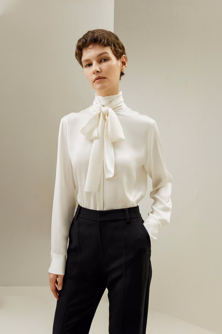 Blusa de seda con cuello alto y lazo