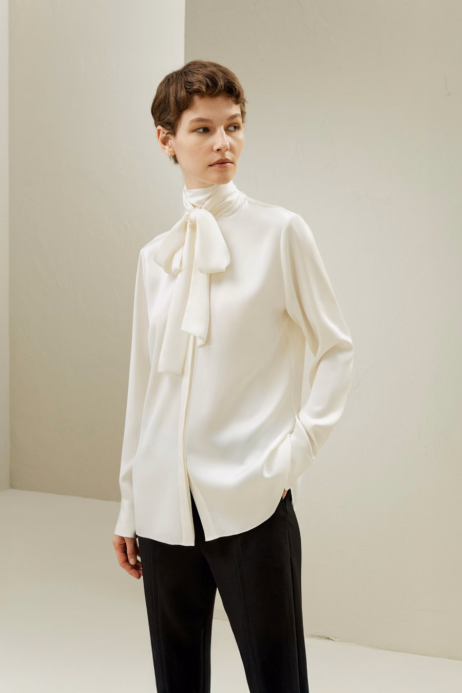 Blusa de seda con cuello alto y lazo