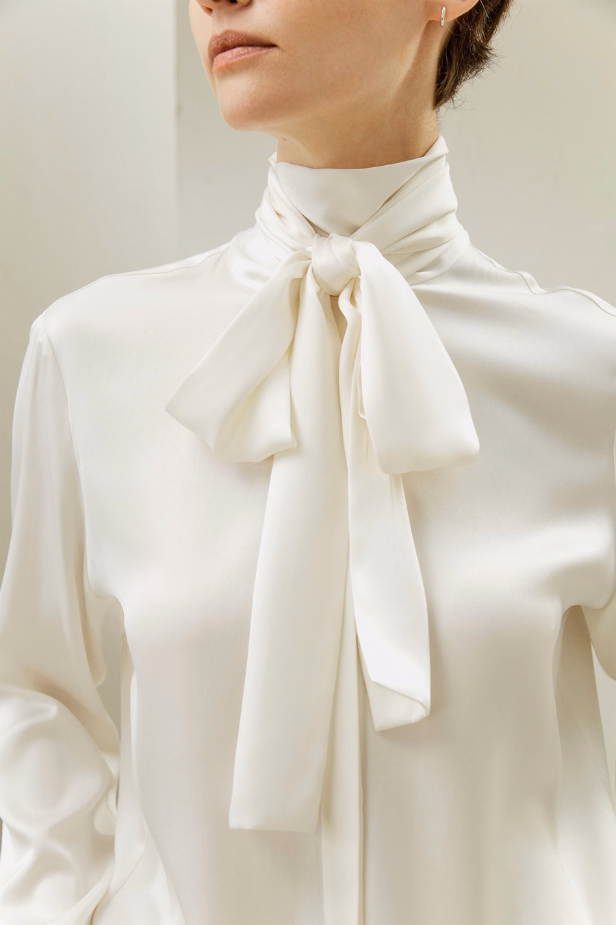 Blusa de seda con cuello alto y lazo