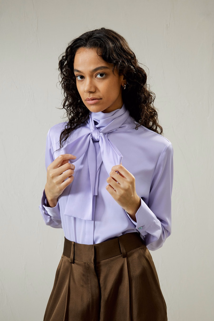 Blusa de seda con cuello alto y lazo