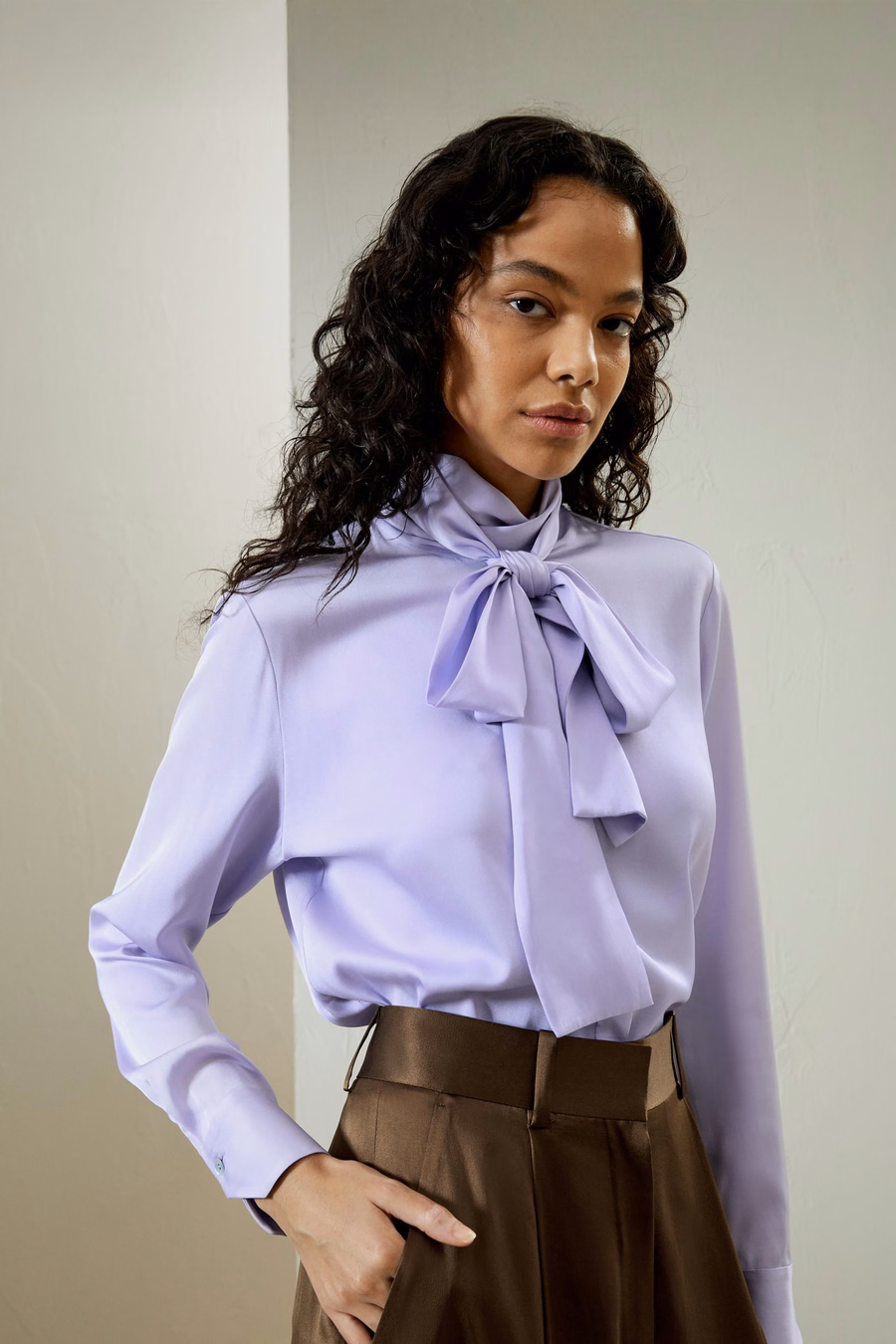 Blusa de seda con cuello alto y lazo
