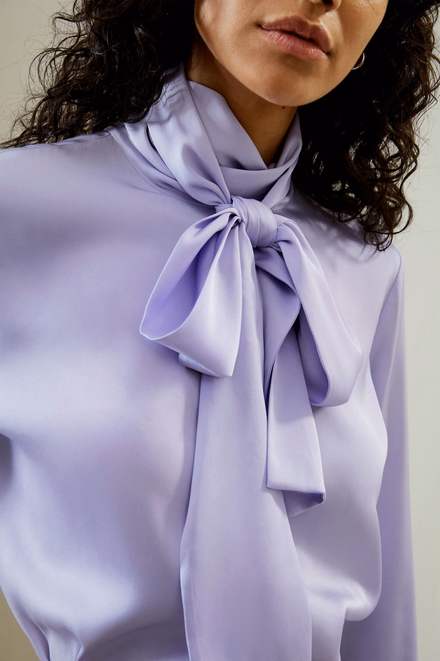 Blusa de seda con cuello alto y lazo