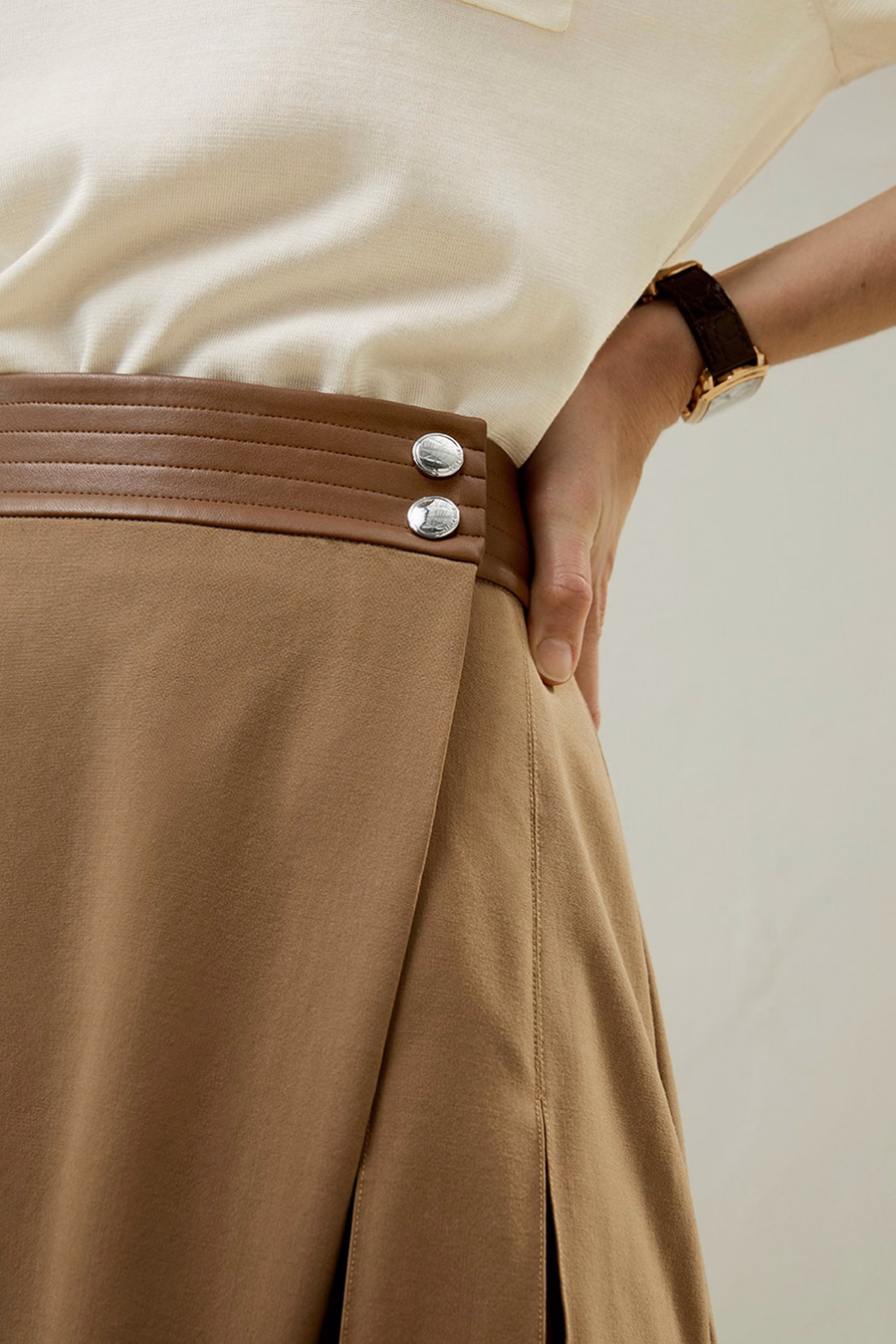 Falda midi envolvente de lana merina