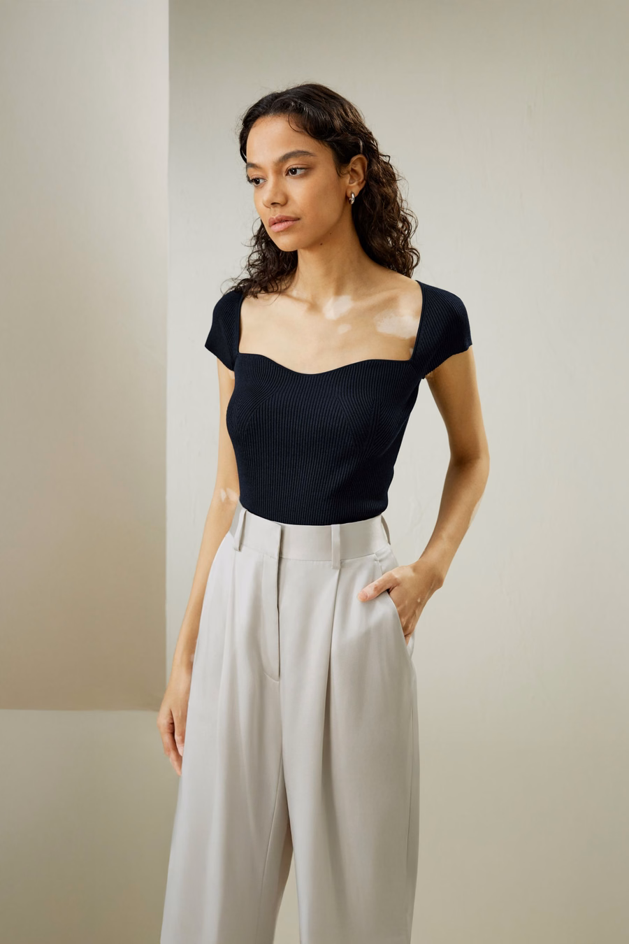 Top de seda de punto acanalado con cuello en forma de corazón
