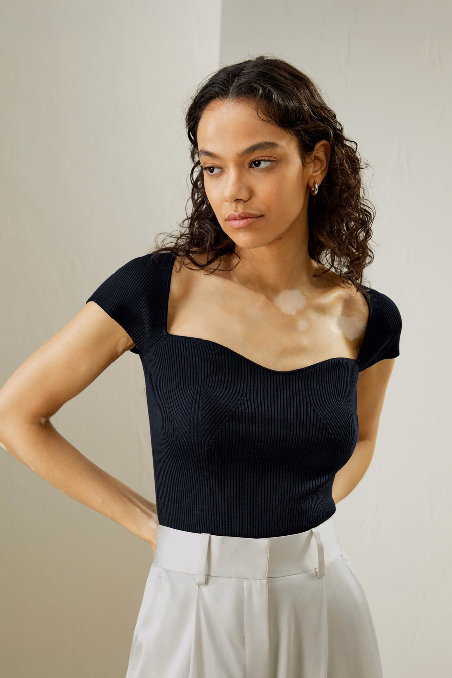 Top de seda de punto acanalado con cuello en forma de corazón
