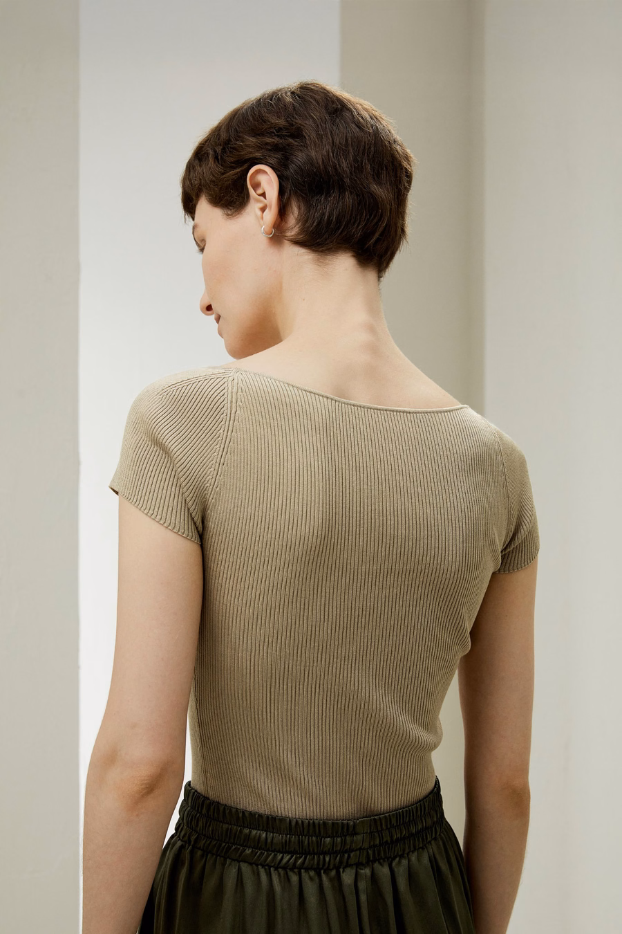 Top de seda de punto acanalado con cuello en forma de corazón