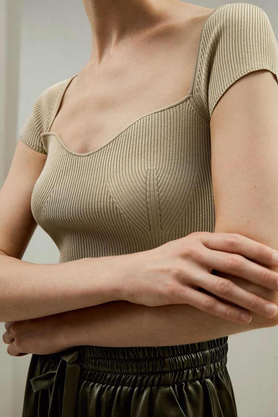 Top de seda de punto acanalado con cuello en forma de corazón