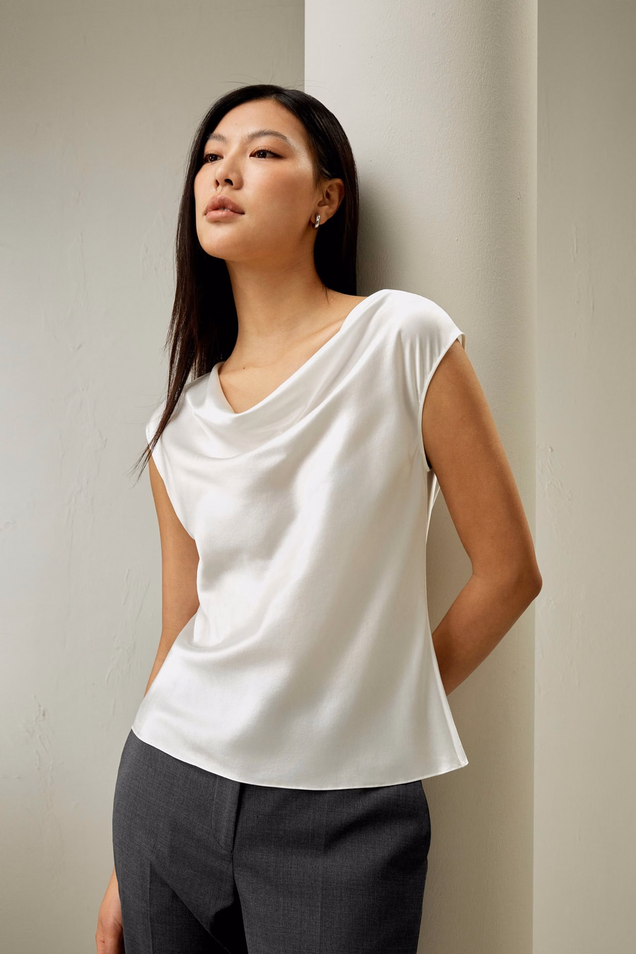 Top de seda charmeuse con escote en cowl
