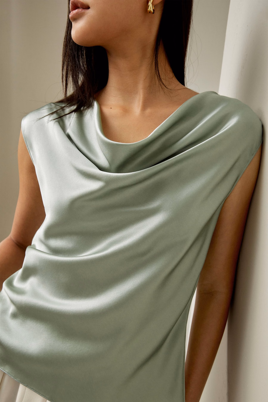 Top de seda charmeuse con escote en cowl