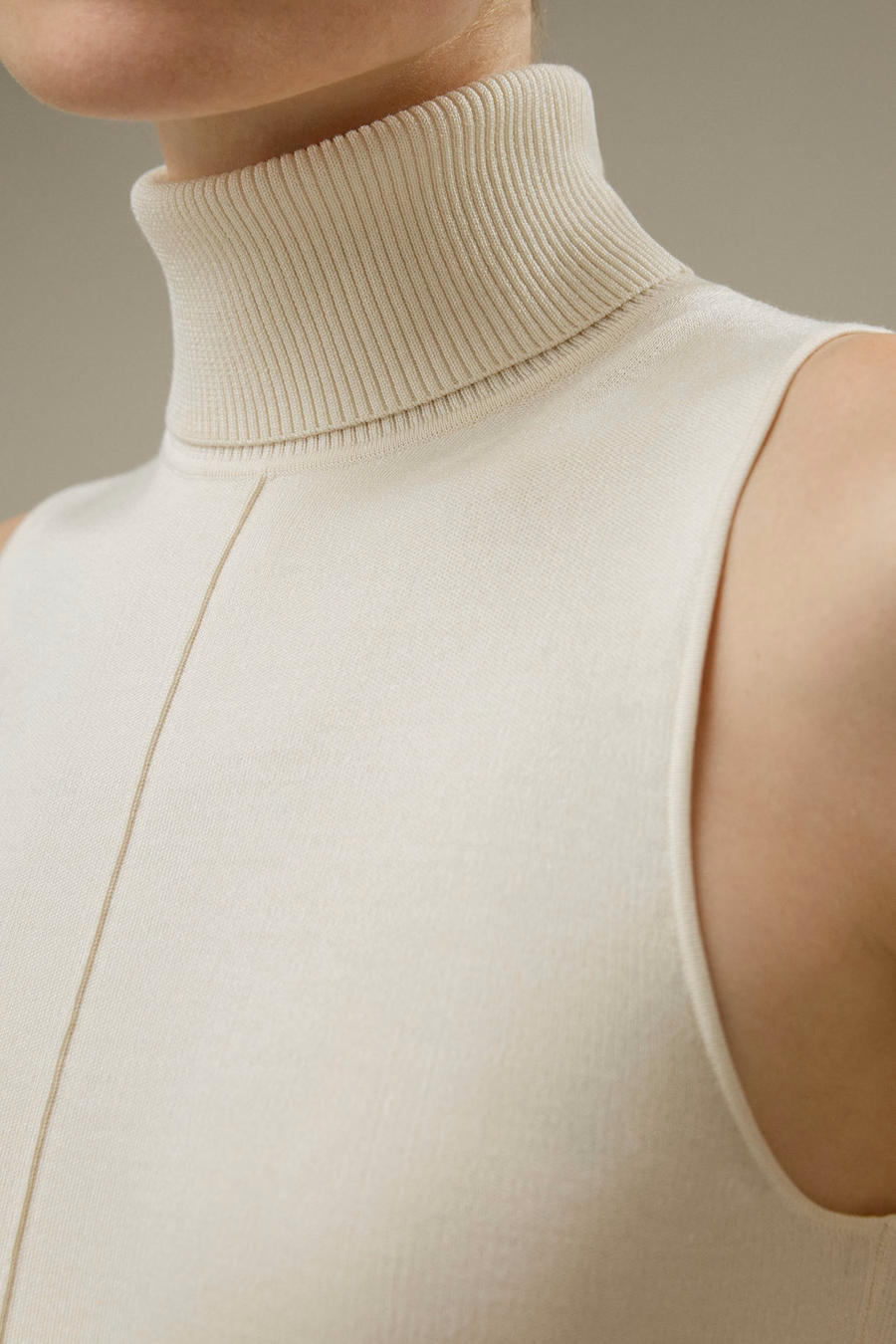 top sin mangas de seda de punto con cuello alto