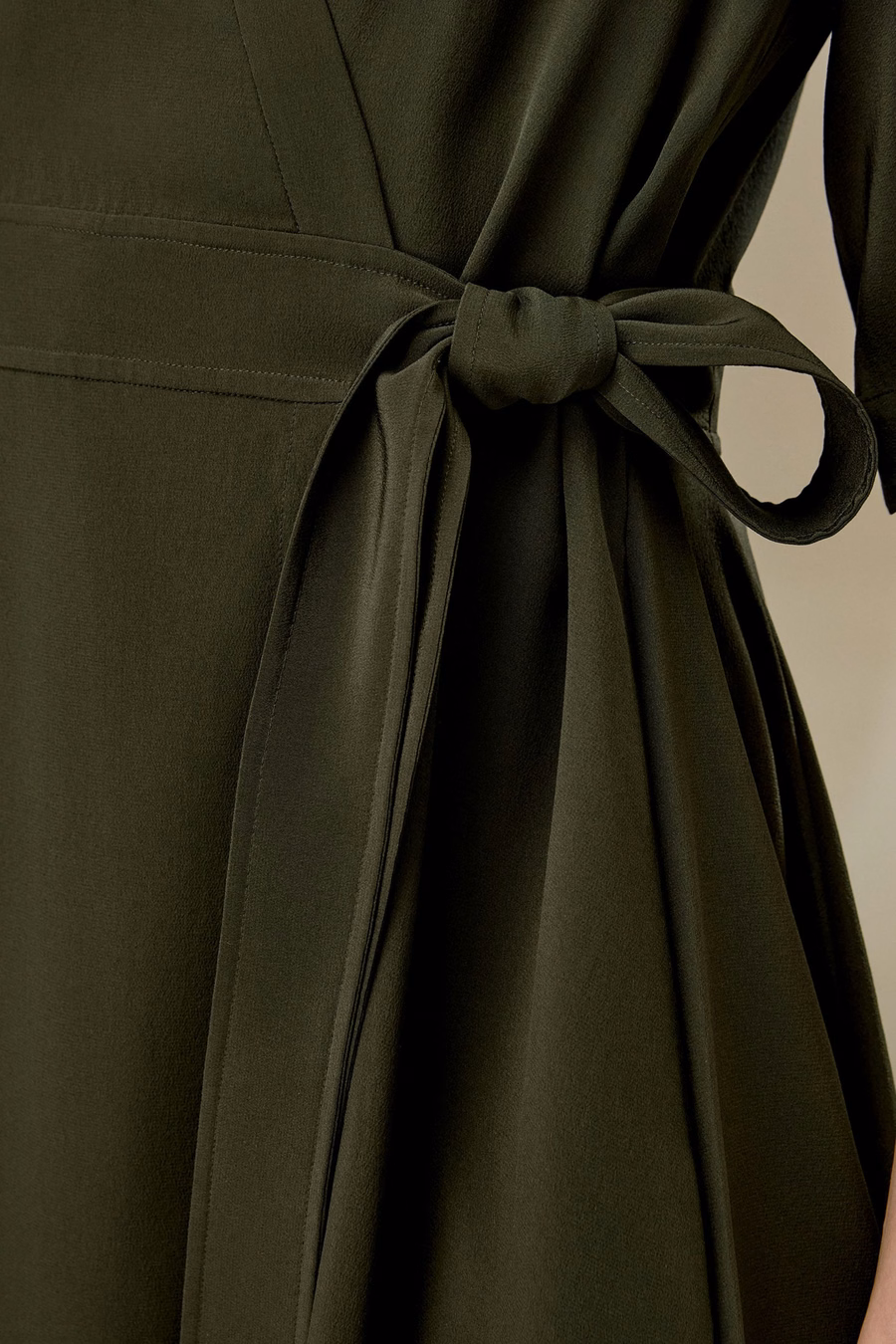 Vestido envolvente con lazo delantero