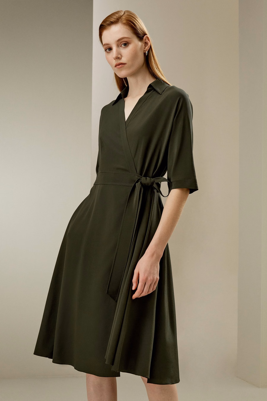 Vestido envolvente con lazo delantero