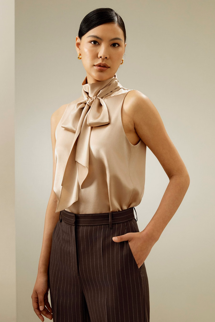 Blusa de Seda sin Mangas con Cuello de Lazo