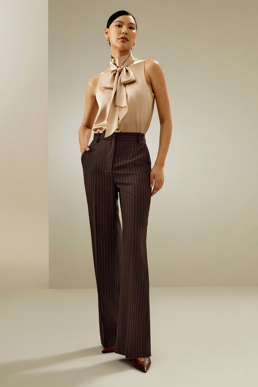 Blusa de Seda sin Mangas con Cuello de Lazo