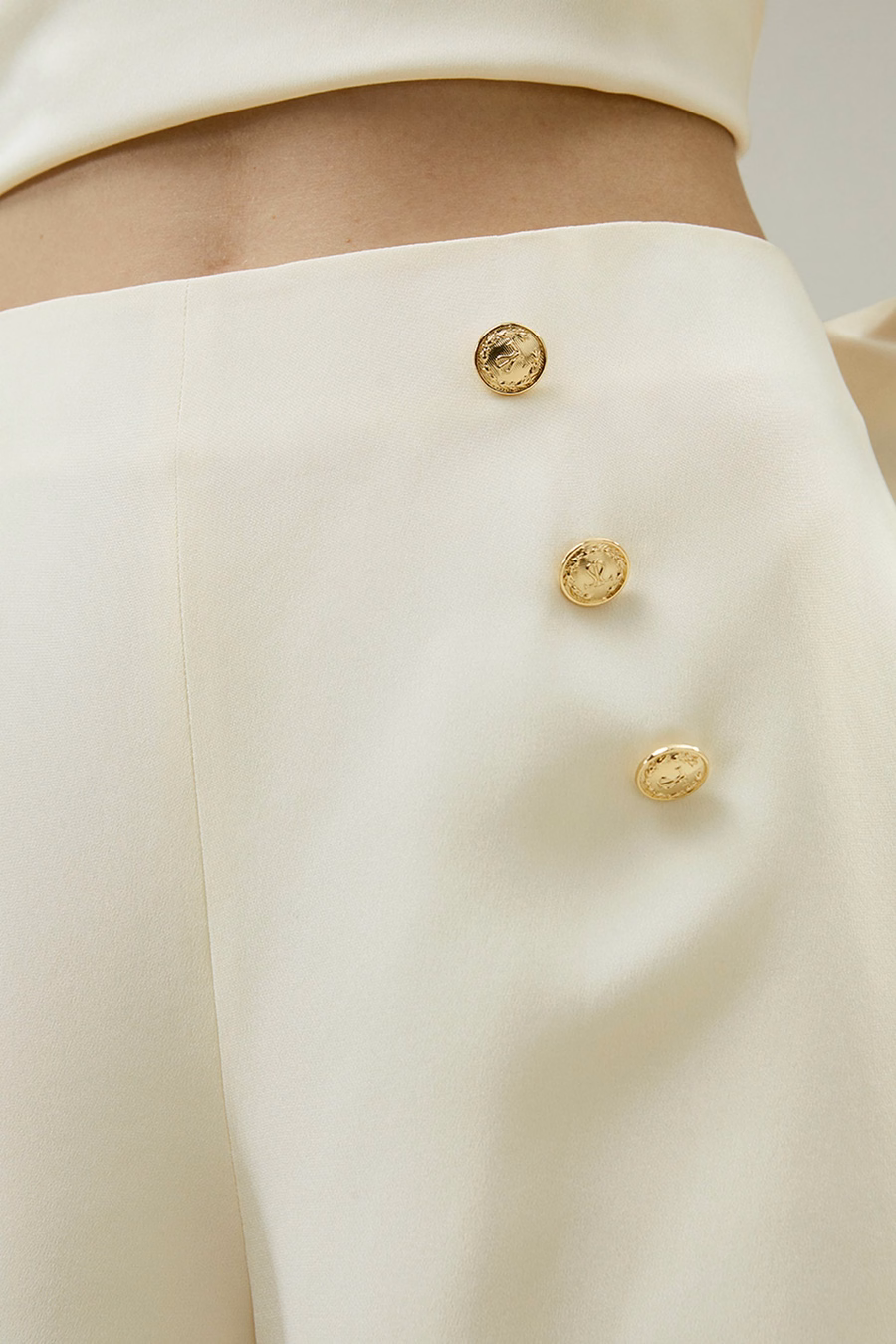Shorts de cintura alta con detalles de botón