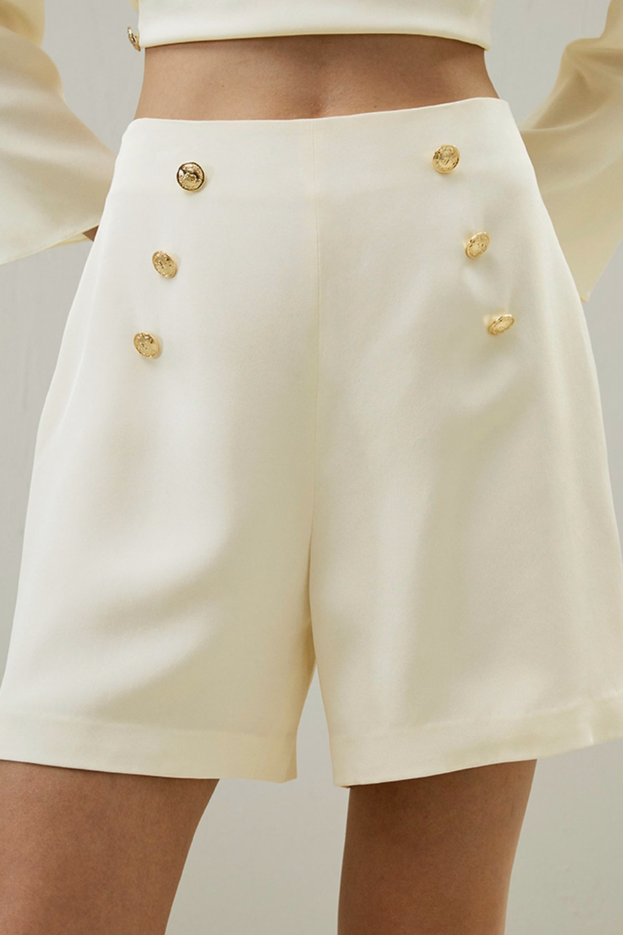Shorts de cintura alta con detalles de botón
