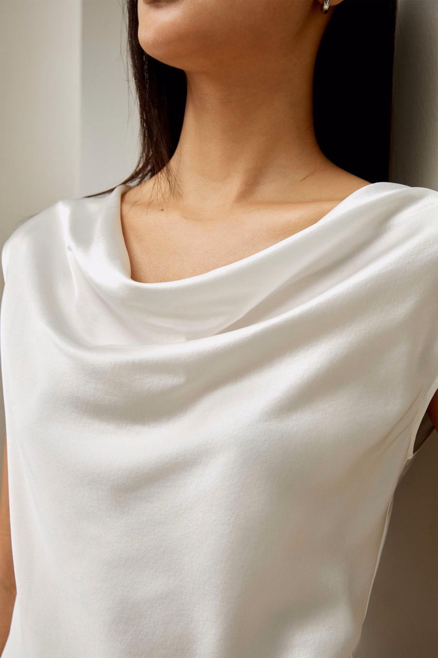 Top de seda charmeuse con escote en cowl