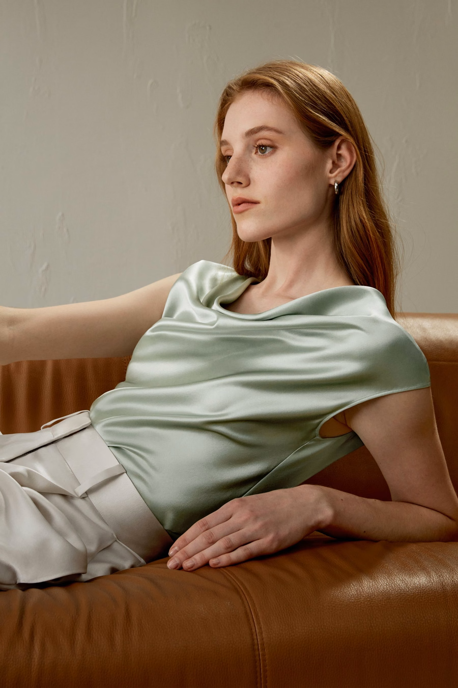 Top de seda charmeuse con escote en cowl
