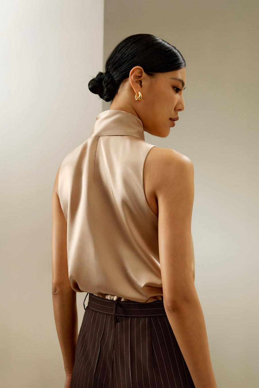 Blusa de Seda sin Mangas con Cuello de Lazo