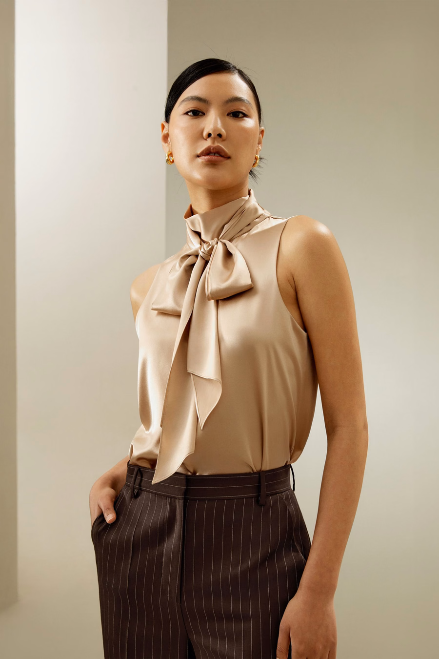 Blusa de Seda sin Mangas con Cuello de Lazo