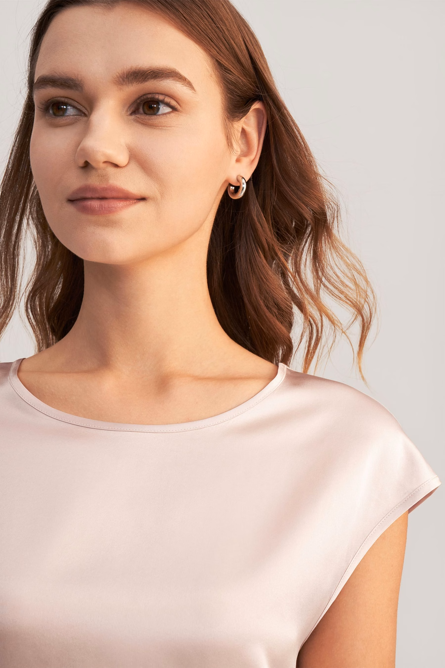 camiseta de seda con mangas básicas