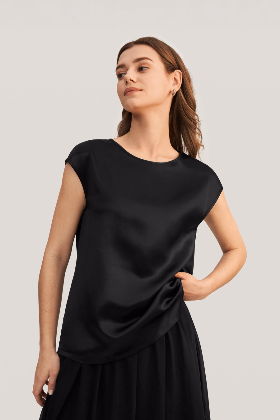 camiseta de seda con mangas básicas