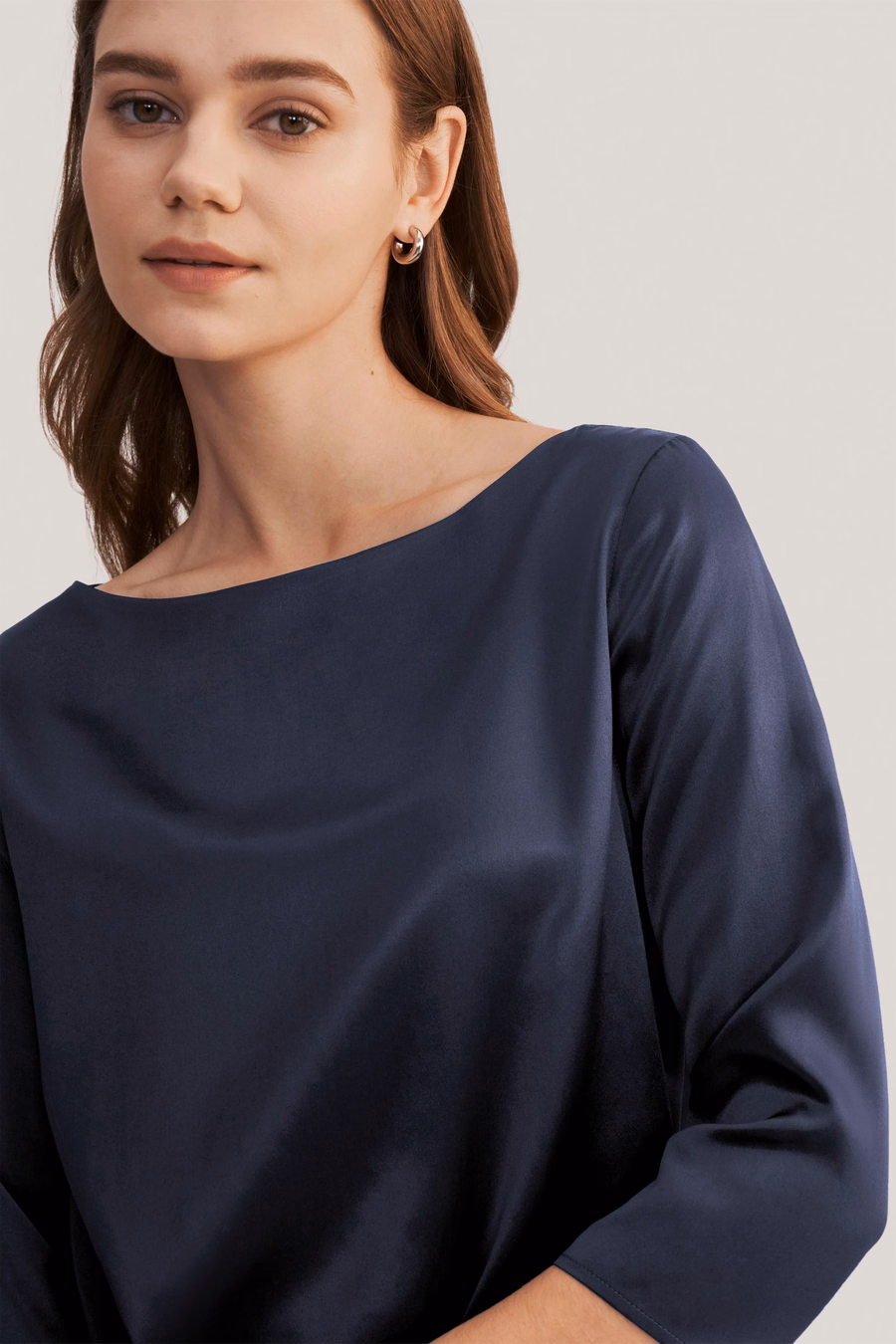 Blusa de seda con cuello barco de 3/4 de manga