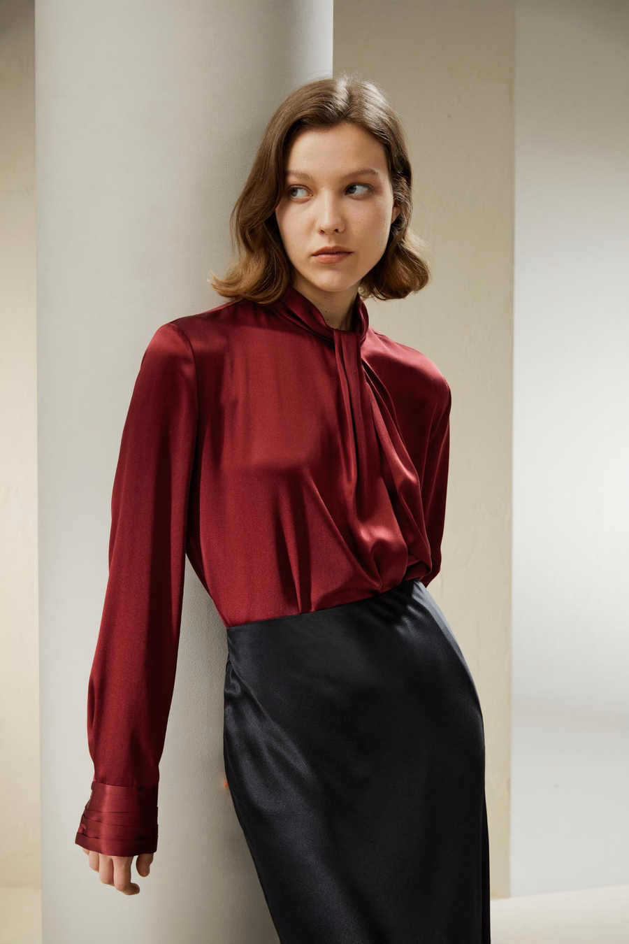 Camisa con pliegues asimétricos adornados