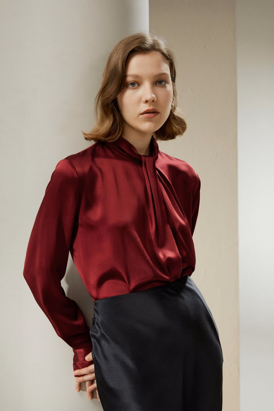 Camisa con pliegues asimétricos adornados