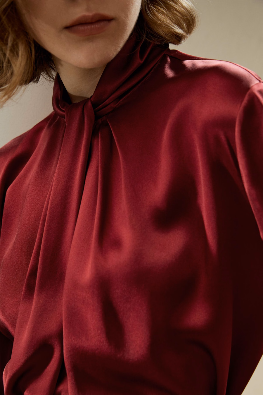 Camisa con pliegues asimétricos adornados
