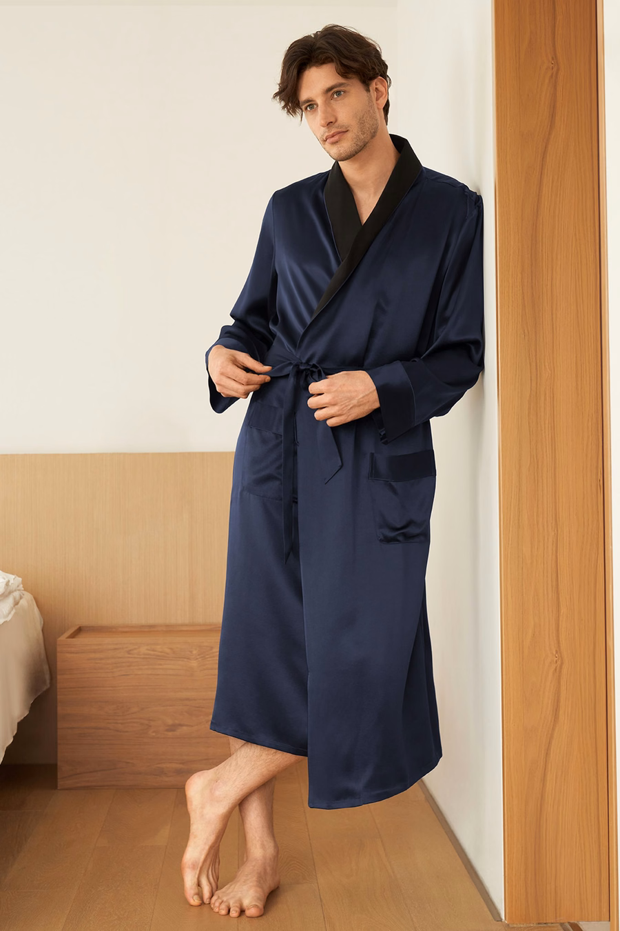 Robe de Seda con Cuello Negro