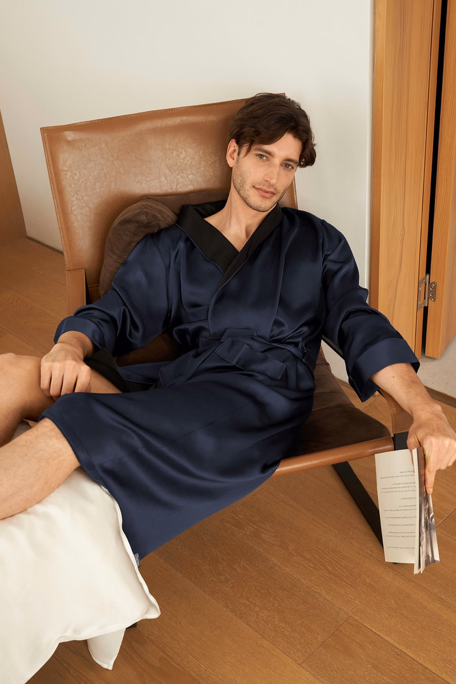 Robe de Seda con Cuello Negro
