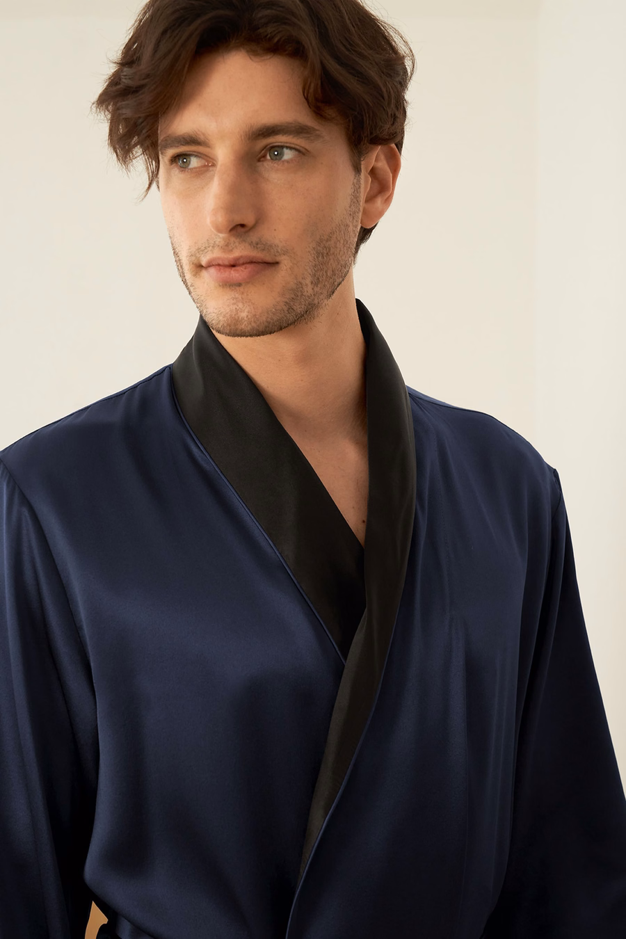 Robe de Seda con Cuello Negro