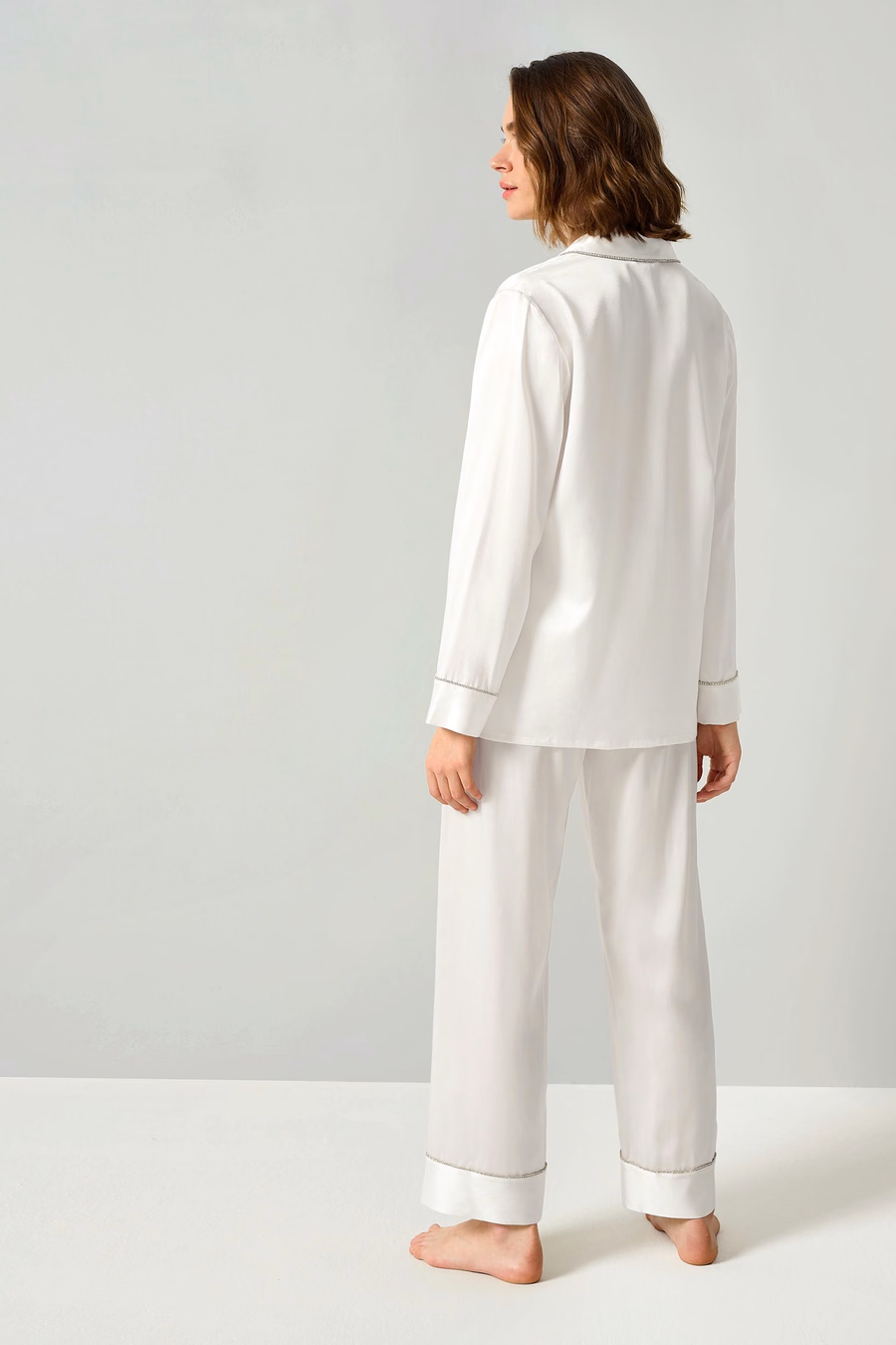 Conjunto de pijamas de seda para mujer con trim de strass.
