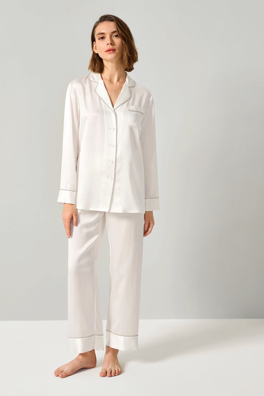 Conjunto de pijamas de seda para mujer con trim de strass.