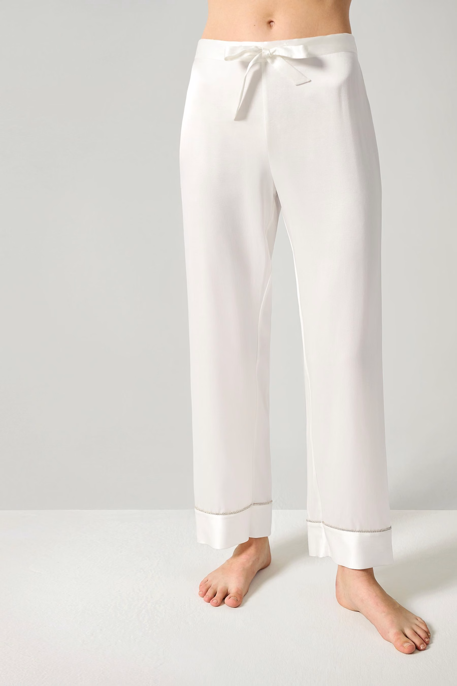 Conjunto de pijamas de seda para mujer con trim de strass.