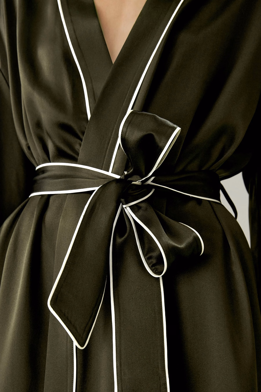 Robe de Noche de Mangas Largas con Ribete Contrastante