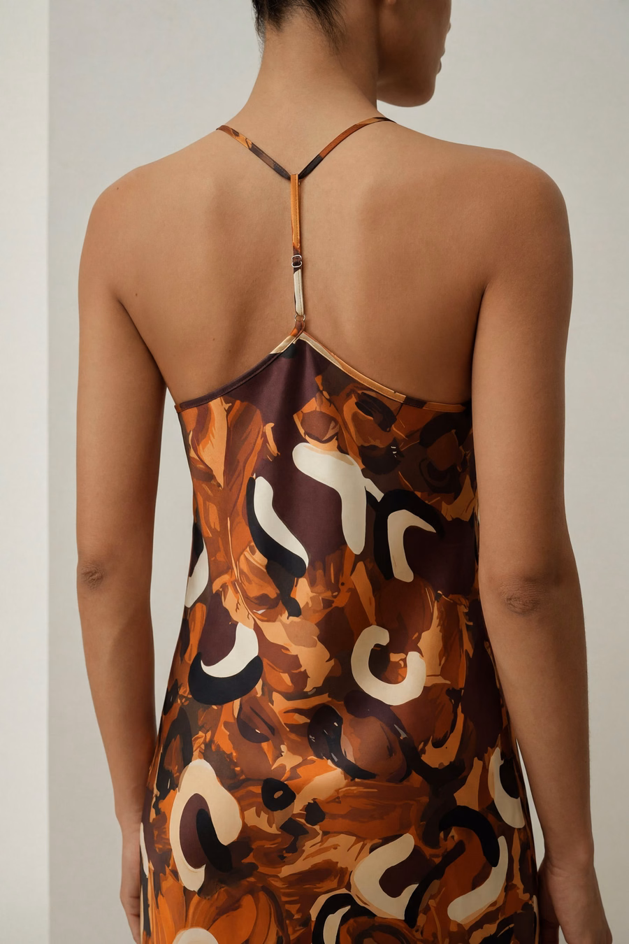 Maxi camisón de seda minimalista