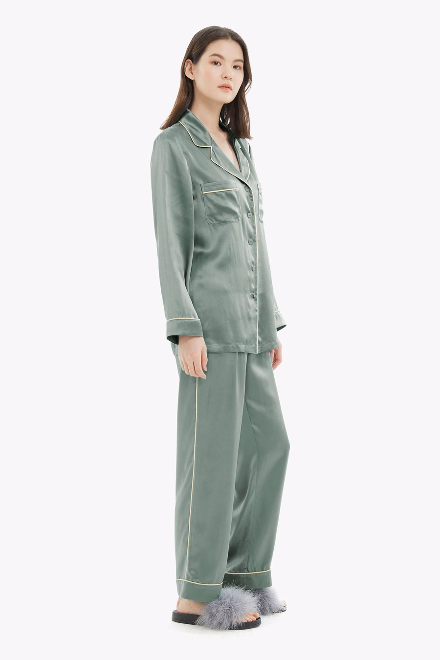 Conjunto de Pijamas de Seda con Ribete Dorado