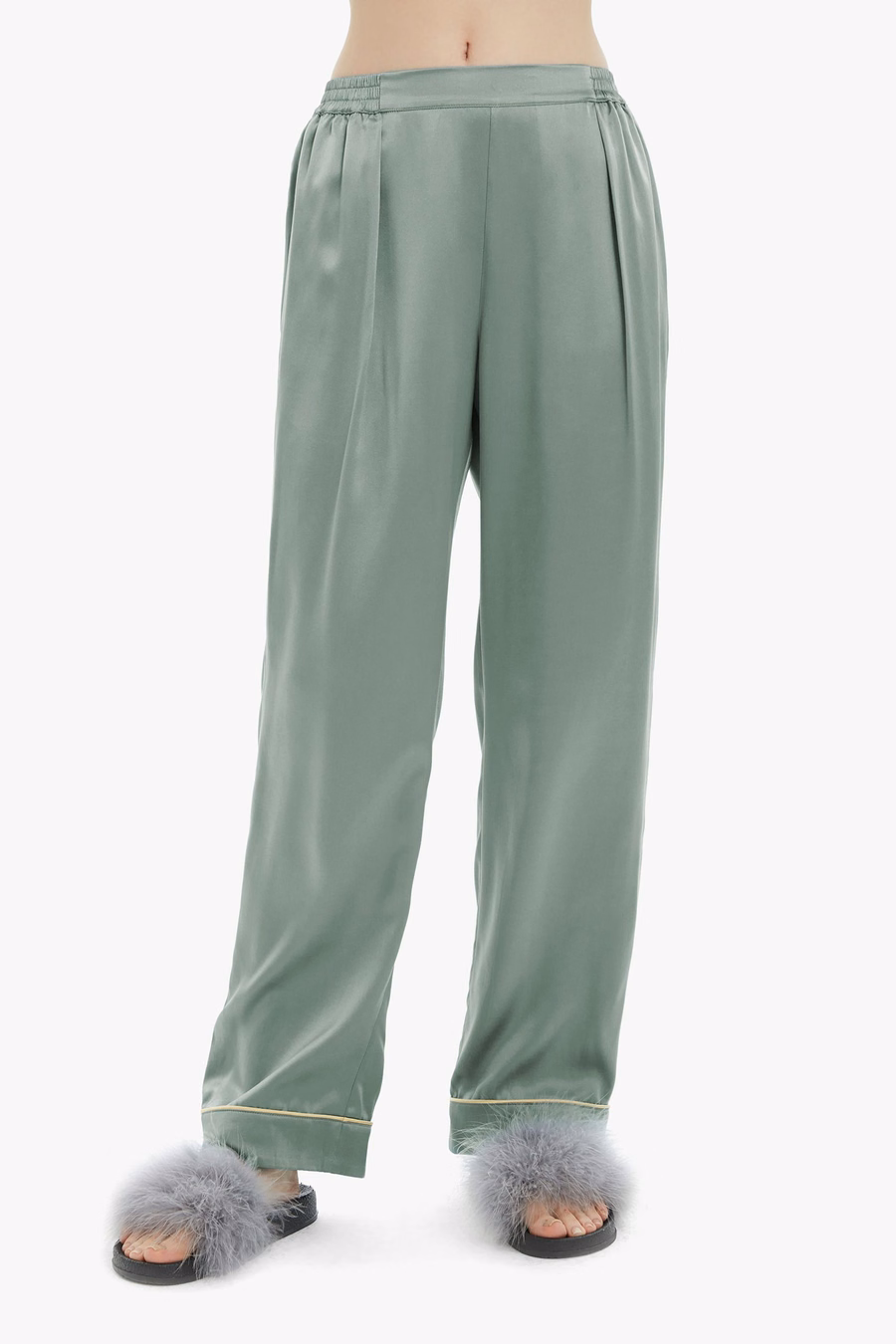 Conjunto de Pijamas de Seda con Ribete Dorado