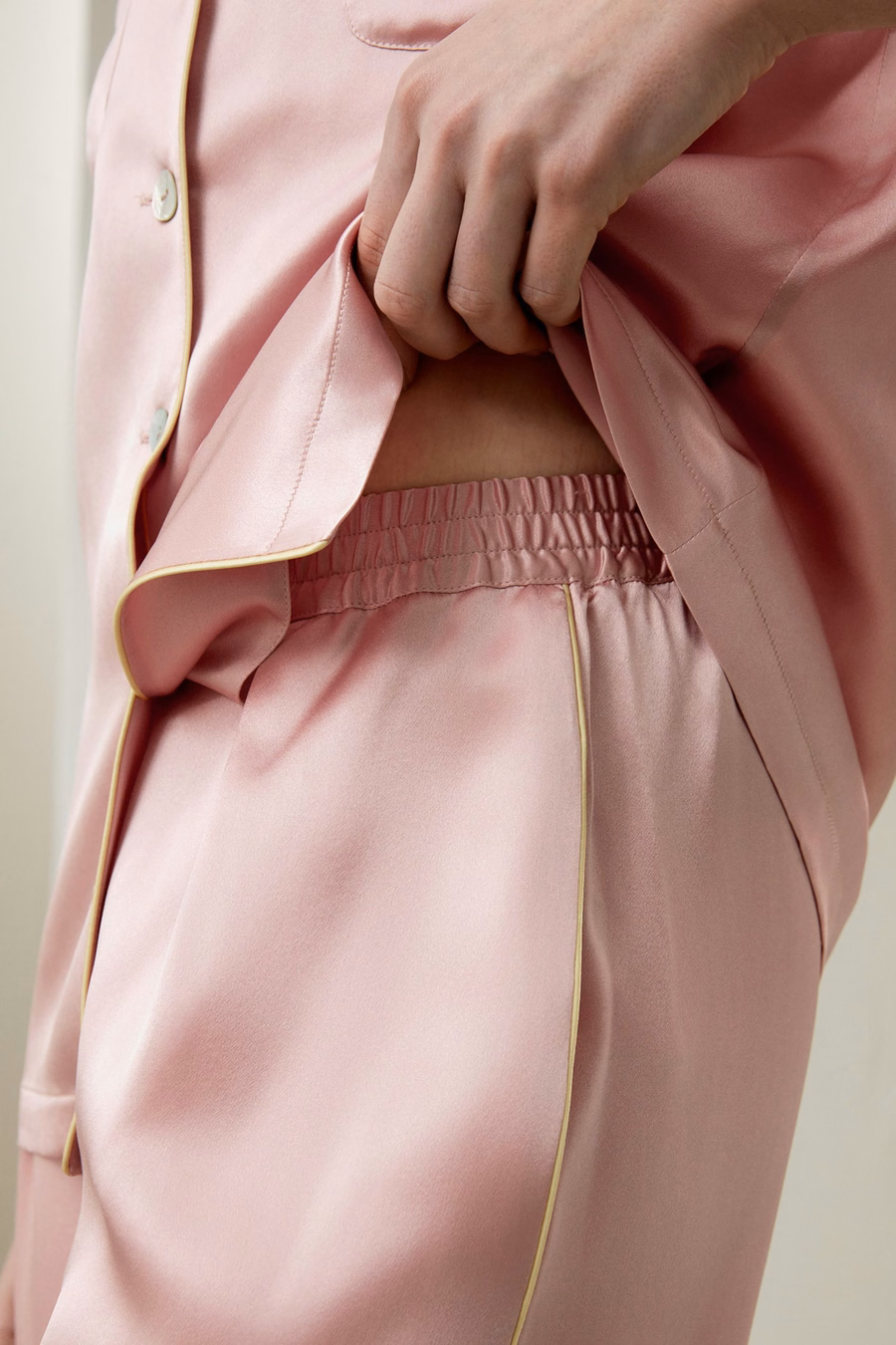 Conjunto de Pijamas de Seda con Ribete Dorado