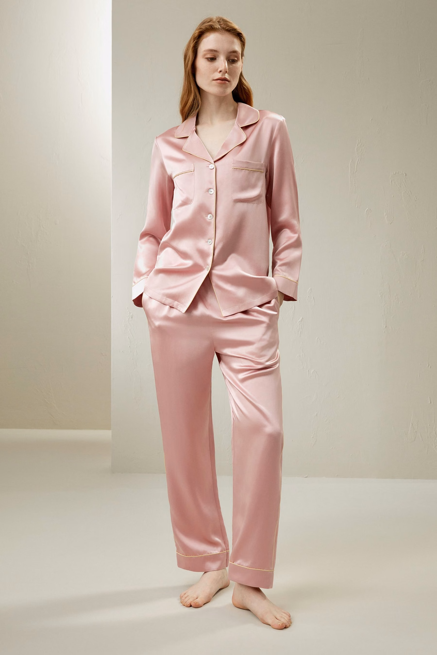 Conjunto de Pijamas de Seda con Ribete Dorado