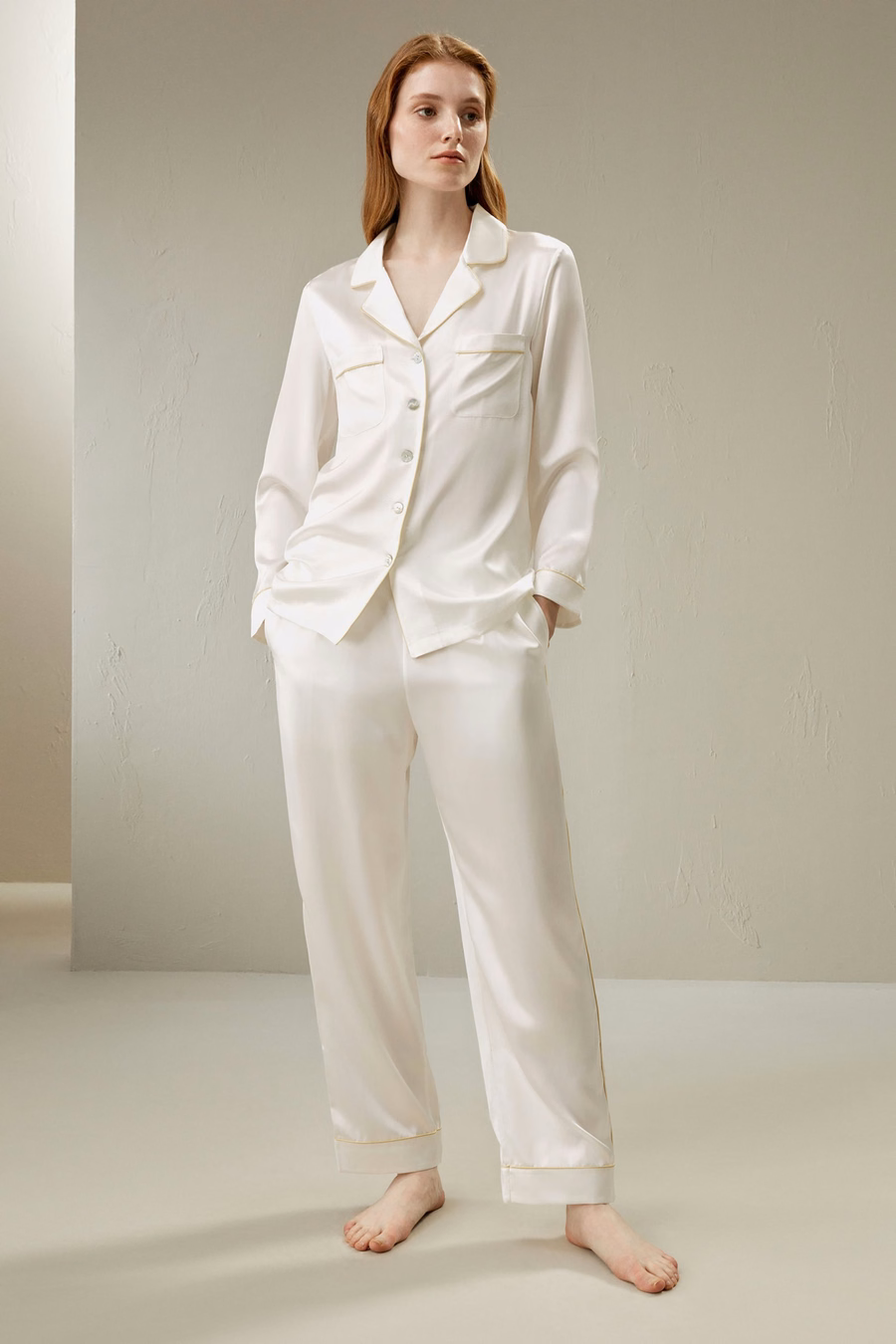Conjunto de Pijamas de Seda con Ribete Dorado