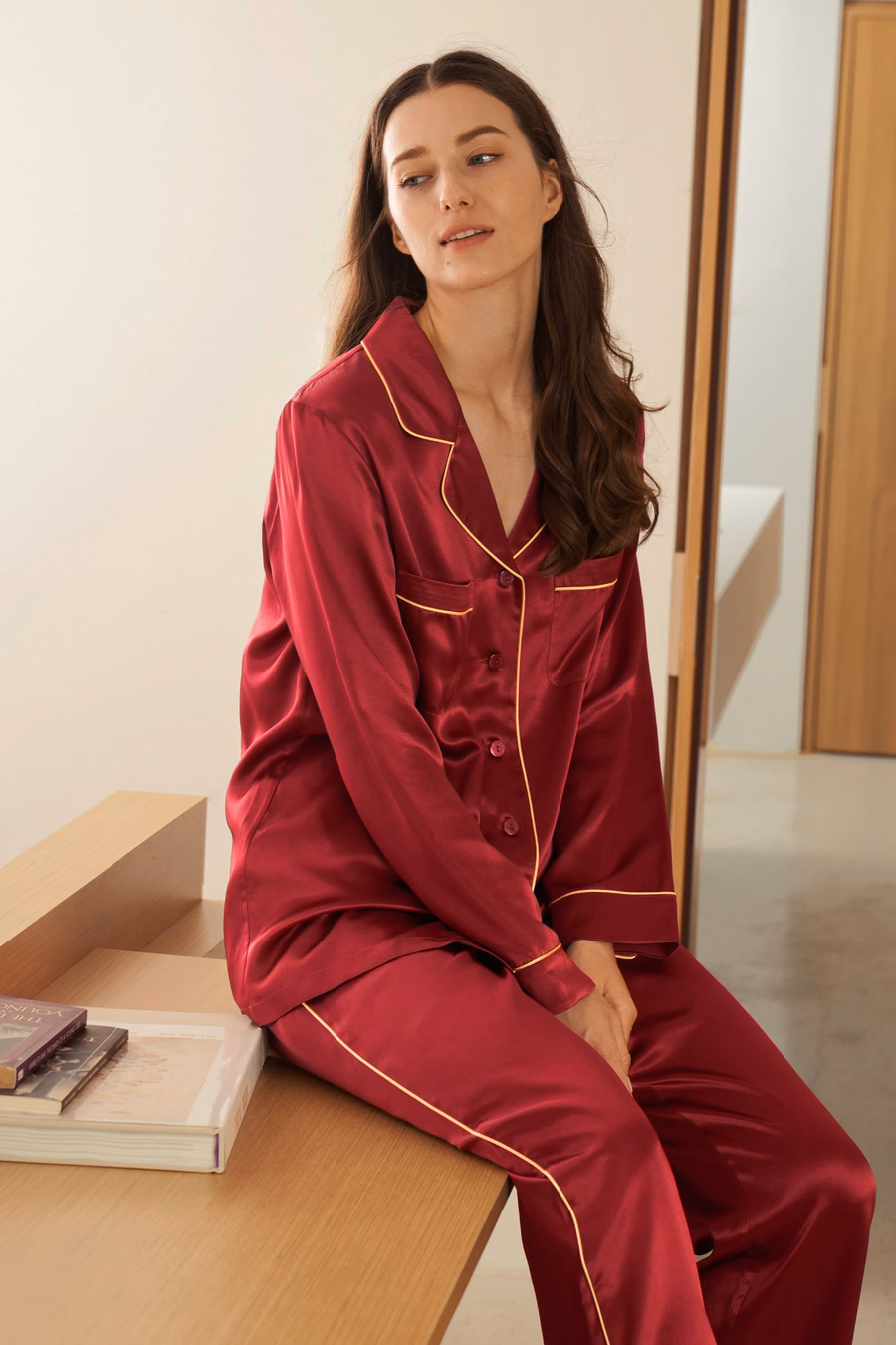 Conjunto de Pijamas de Seda con Ribete Dorado