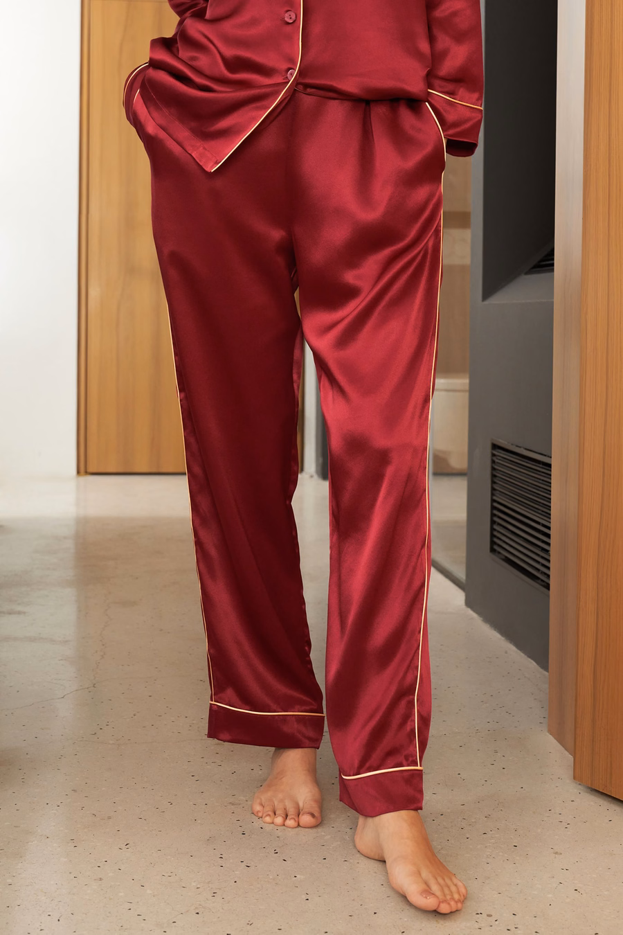 Conjunto de Pijamas de Seda con Ribete Dorado