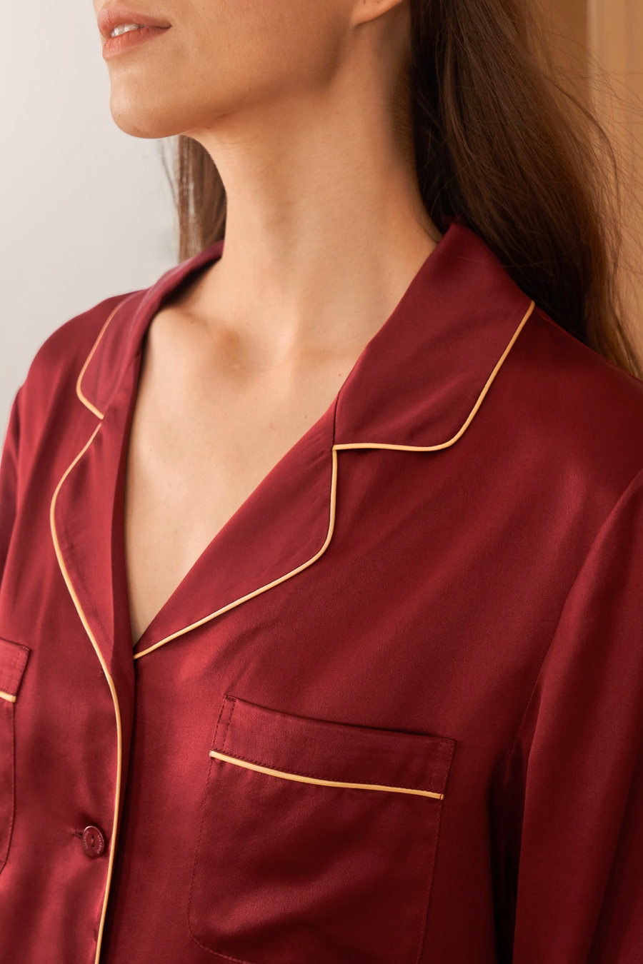Conjunto de Pijamas de Seda con Ribete Dorado