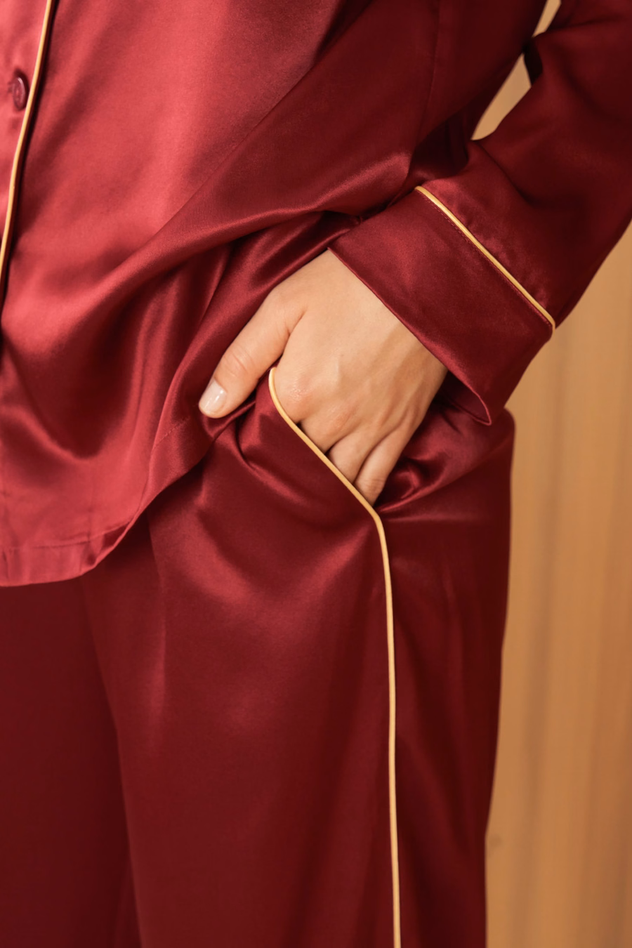 Conjunto de Pijamas de Seda con Ribete Dorado