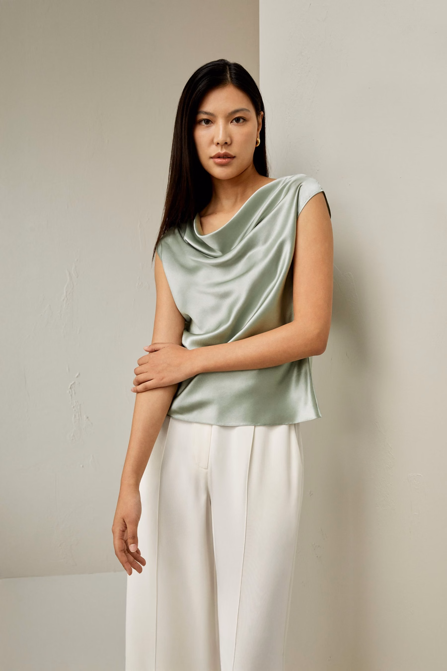 Top de seda charmeuse con escote en cowl